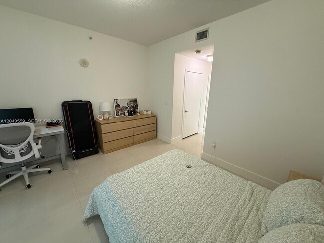 Foto del edificio - 79 SW 12th St