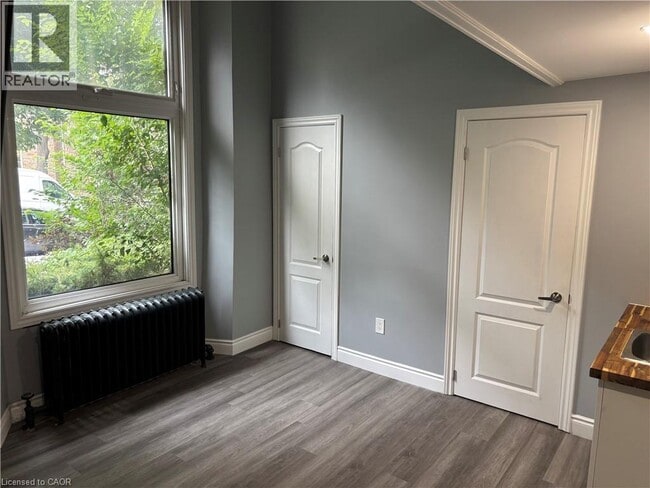 Building Photo - 123 MacNab St S