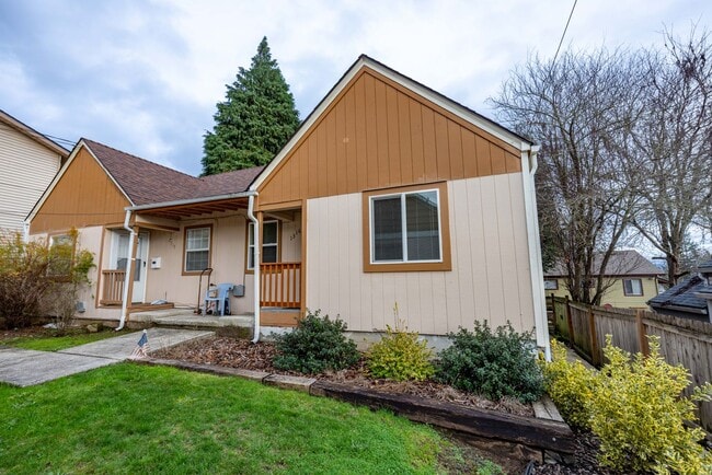 One bedroom duplex unit in Camas. - 2 blocks south of Crown Park - One bedroom duplex unit in Camas. - 2 blocks south of Crown Park Townhome