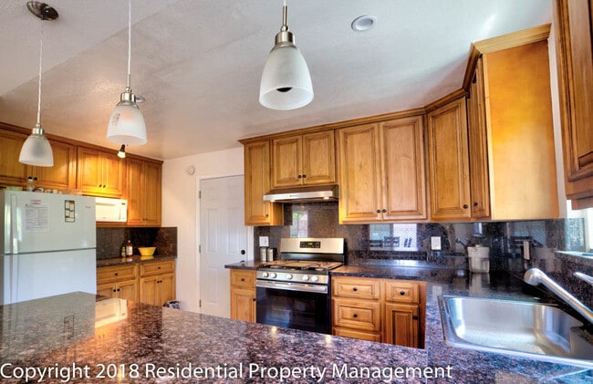 Building Photo - Updated 3 Bed / 2 Bath Home on Corner Lot