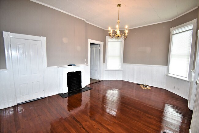 Building Photo - 123 Marion St