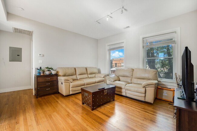 Building Photo - 3608 N Oakley Ave