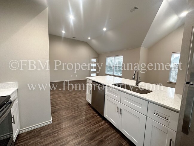 Building Photo - 1203 N Clay St