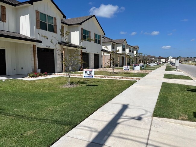 Building Photo - 1ST MONTH RENT FREE