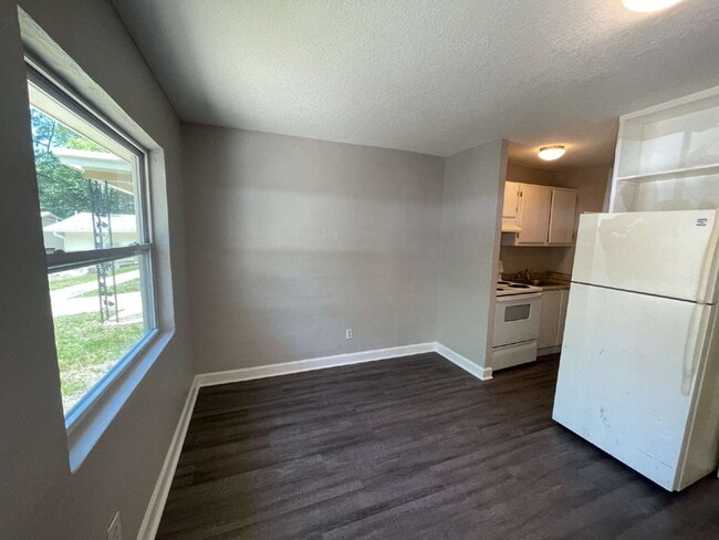 Building Photo - Upgraded studio!
