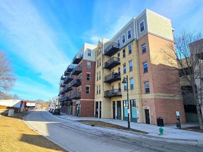 Foto del edificio - 332 River St