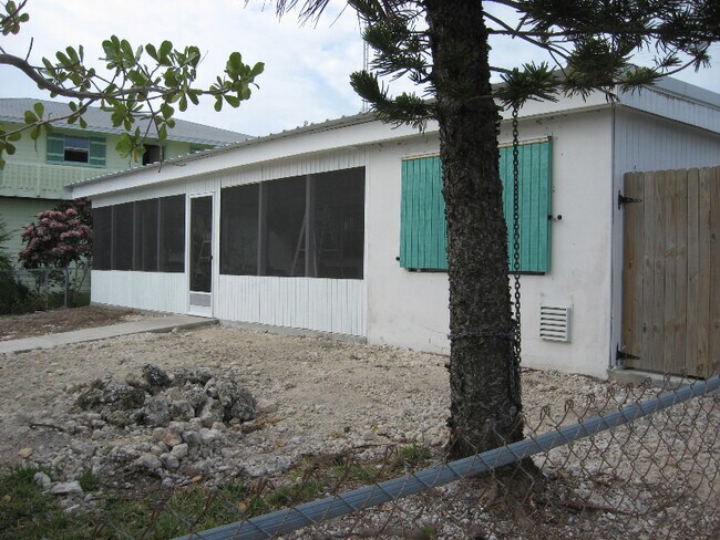 Building Photo - 183 E Cahill Ct