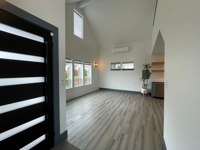 Foto del edificio - Charming 1Bed 1Bath Modern 2 Story Cottage with Fabulous Updates! Washer & Dryer Hook-ups!