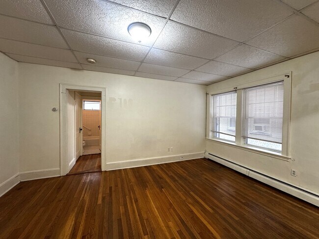 Building Photo - 32 College Ave