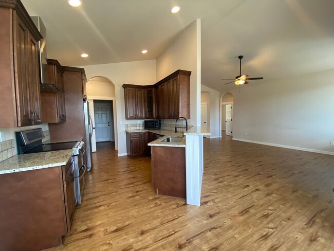Building Photo - Beautiful, 5 bedrooms, 3 bath daylight ran...