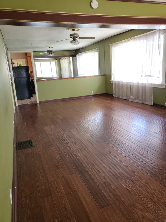 Mian living room, south - 1929 E Florida St