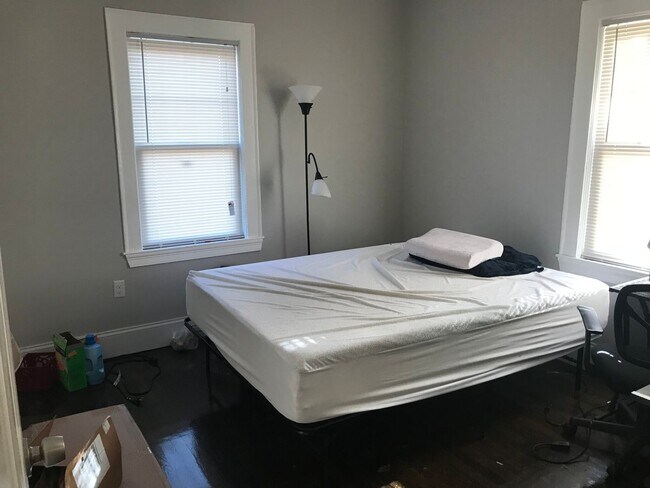 Foto del edificio - MISSION HILL 4 BED 2 BATHS!!!!