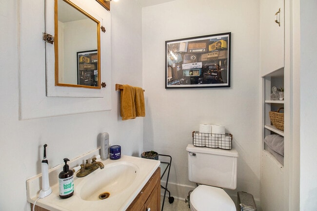 Photo - 407 N Ashley St Apartment