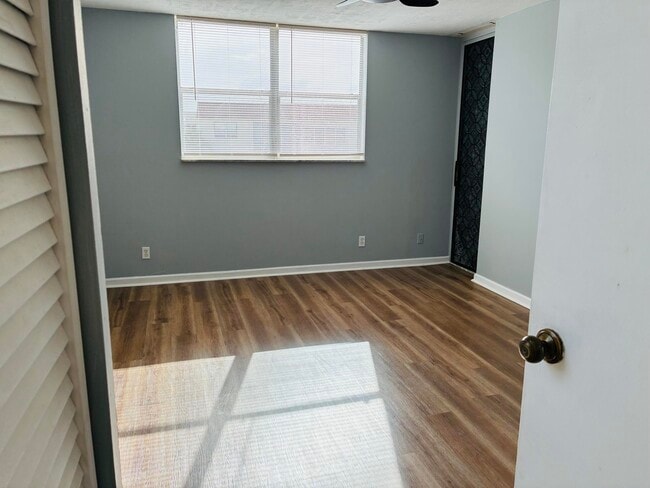 Building Photo - 2821 Somerset Dr