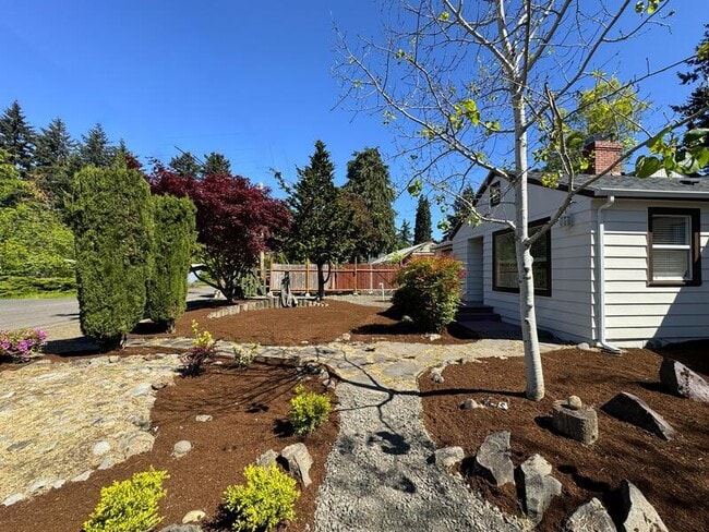 Building Photo - 801 Dorris St