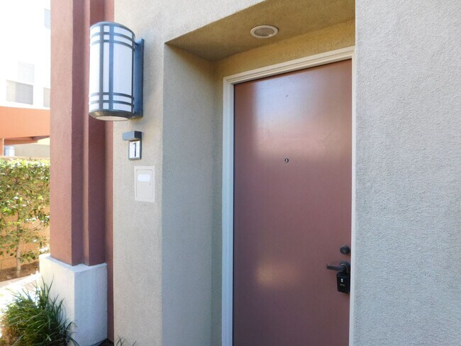 Foto del edificio - Beautiful Tri Level 2 Bed 2.5 Bath Single ...