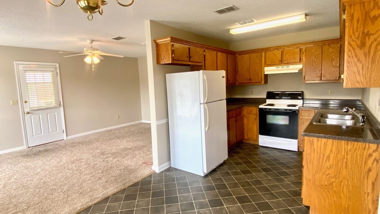 Building Photo - Rockcreek Dr #14 &amp; 16