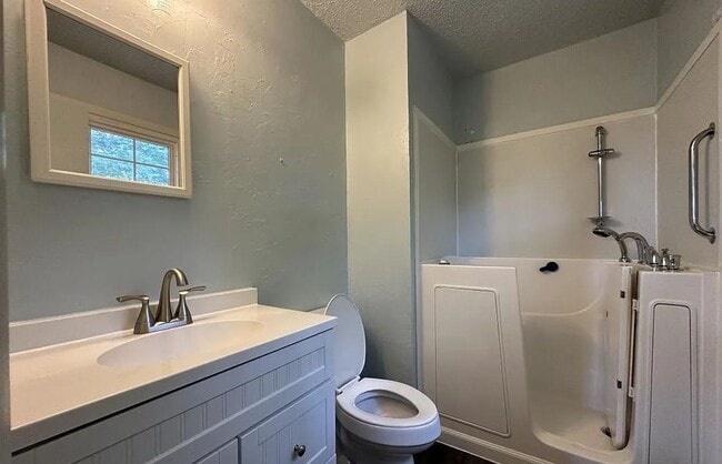 Building Photo - Spacious Brick split-level  home