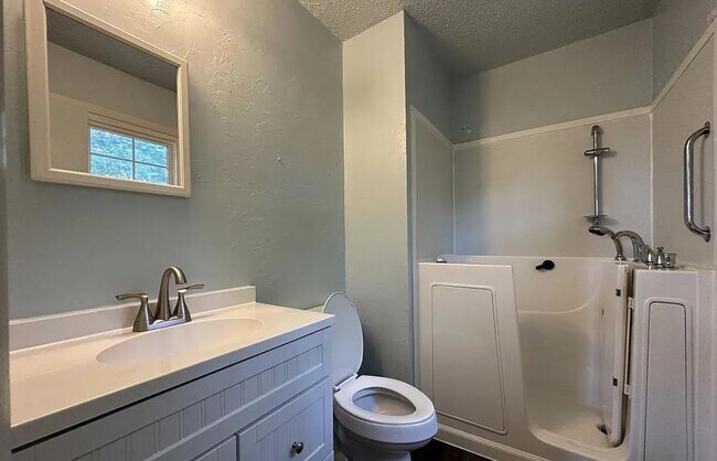 Foto del edificio - Spacious Brick split-level  home