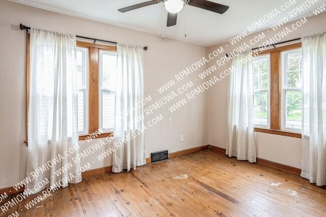 Building Photo - CHARMING BUNGALOW!!! 2 Bedroom, 1 Bathroom...
