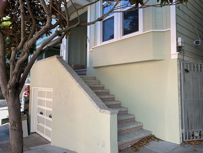 Building Photo - Top Floor Recently Remodeled 2 Bed + Sunro...