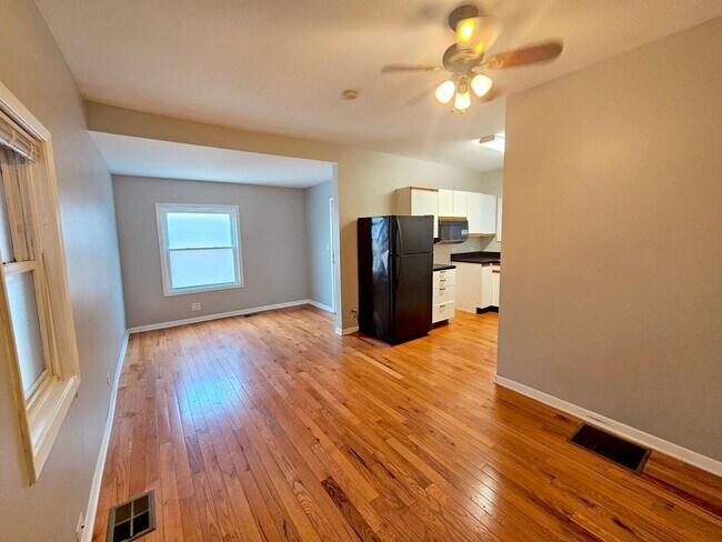 Foto del edificio - 2420 N Greenview Ave