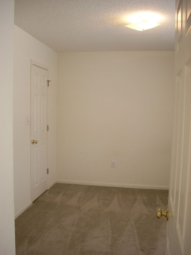 Building Photo - 924SF 2BR 2BA