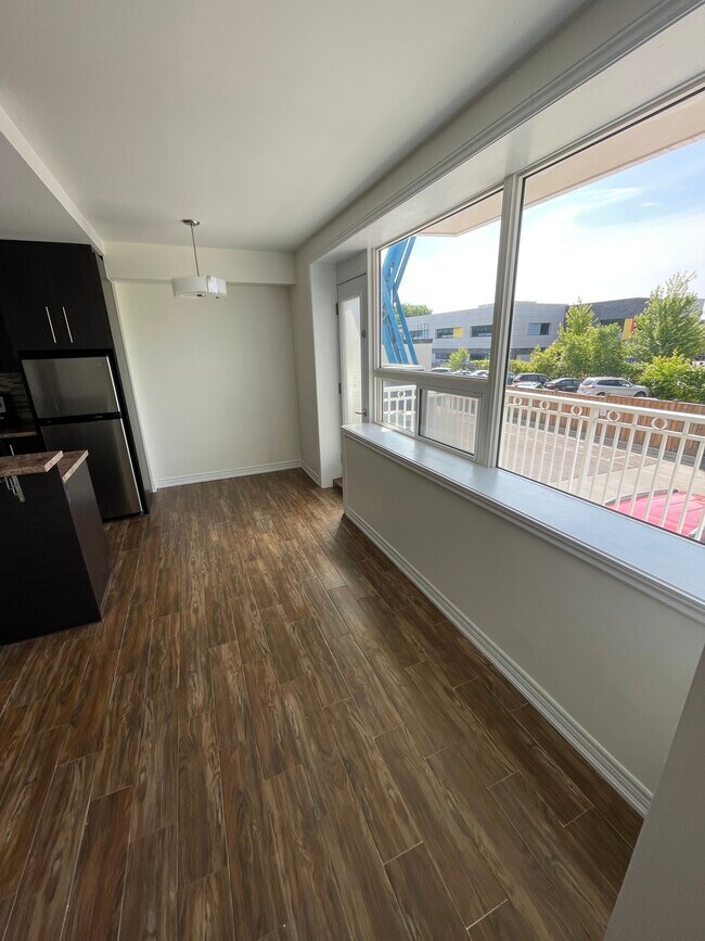 Photo du bâtiment - 1809 Lawrence Av W