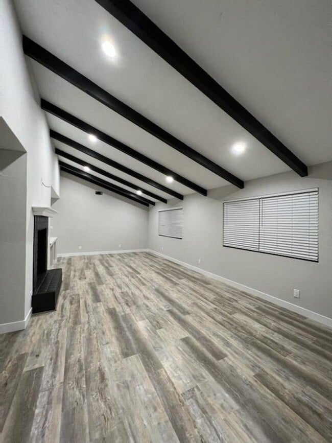 Building Photo - 4 Bedroom-3 Bathroom Single Story Home on ...