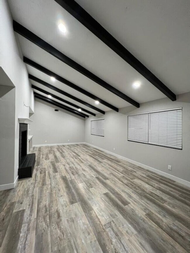 Foto del edificio - 4 Bedroom-3 Bathroom Single Story Home on ...