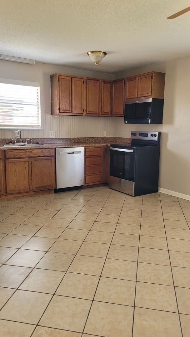 Building Photo - Charming 3 bed, 2 bath