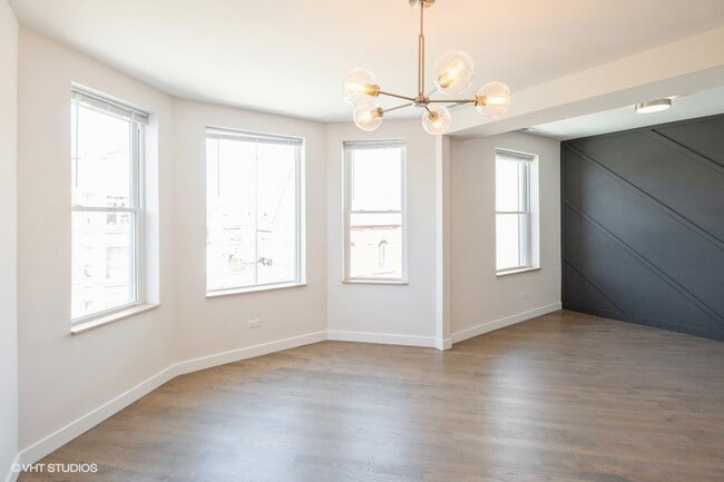 Building Photo - 2111 W Augusta Blvd