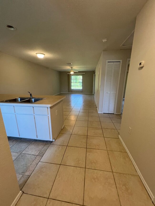 Building Photo - $1,200/month ** Annual ** 2 bed / 1 Bath -...