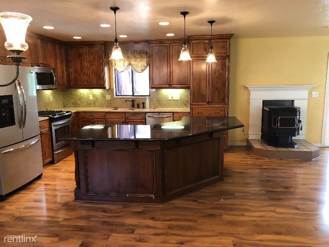 Building Photo - 3 br, 1.5 bath House - 10231 Buena Vista Dr