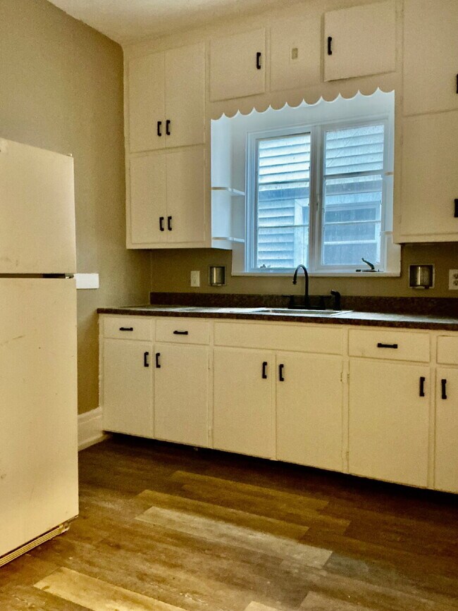 Foto del edificio - Spacious one-bedroom apartment located on Hazelwood in Rochester, NY.