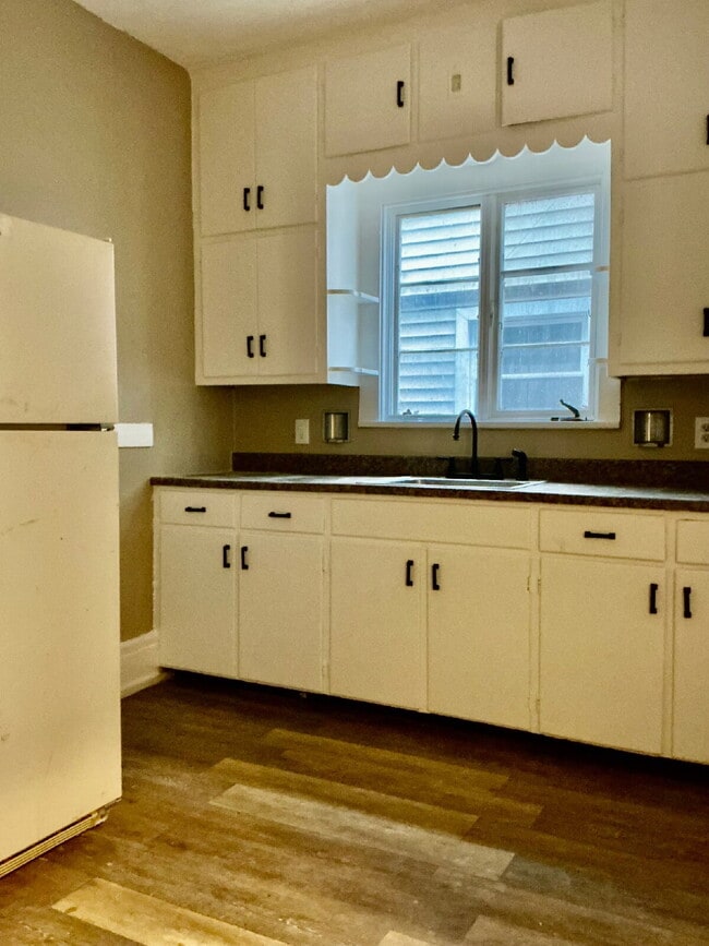 Building Photo - Spacious one-bedroom apartment located on Hazelwood in Rochester, NY.