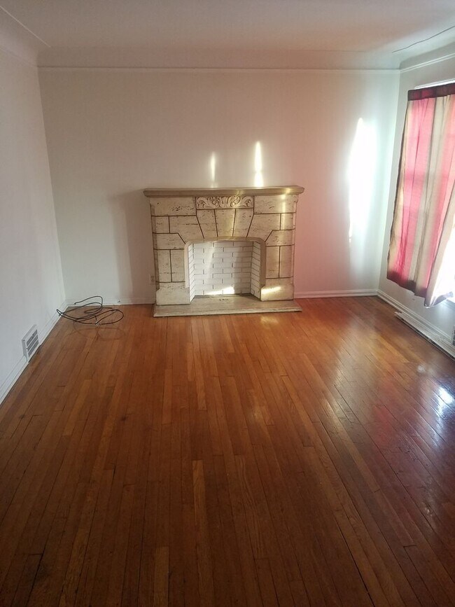 Foto del edificio - 4 bedroom, 2 full bath bungalow near Cedar and Warrensville
