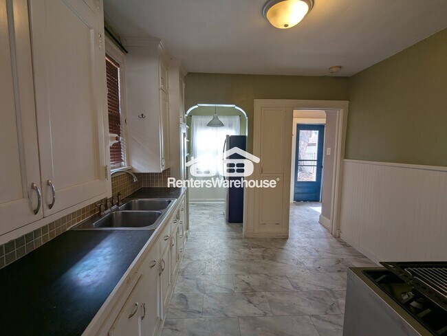 Foto del edificio - 3743 W Broadway