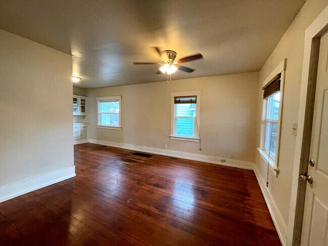 Building Photo - Cozy Bungalow in North Portland with Fence...