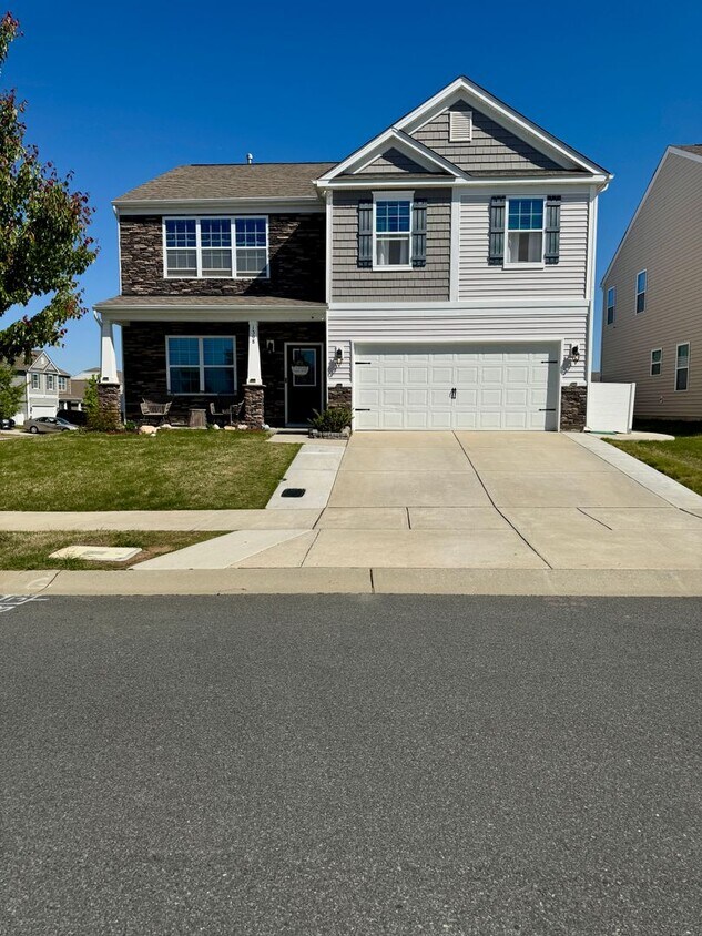 Foto principal - Beautiful 5BR/3BA Home in Roberta Ridge
