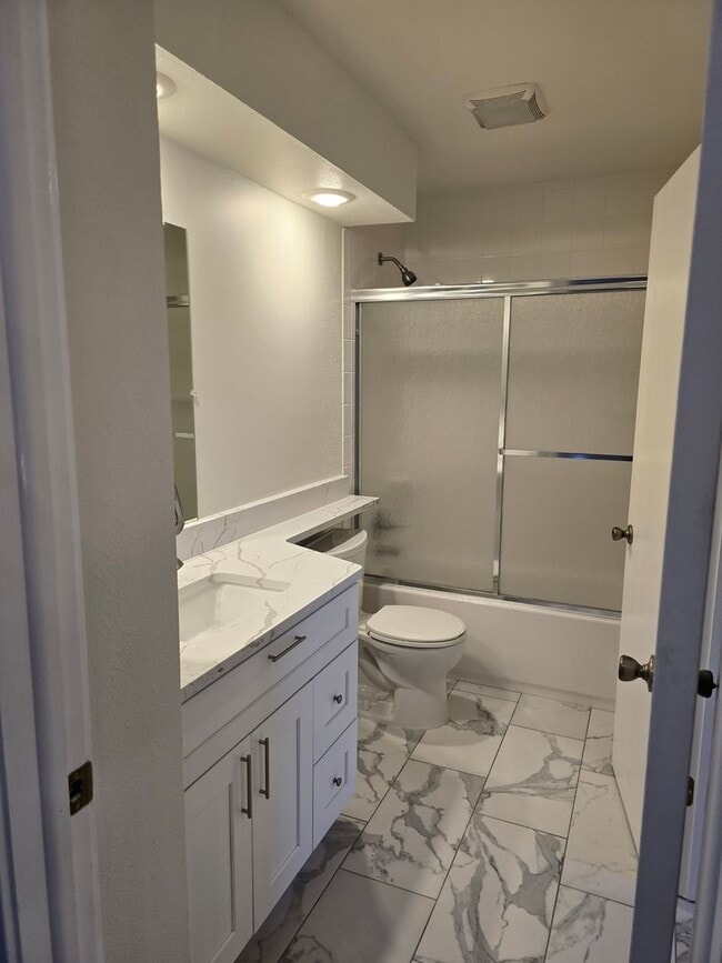 Foto del edificio - 443 Lincoln Cir