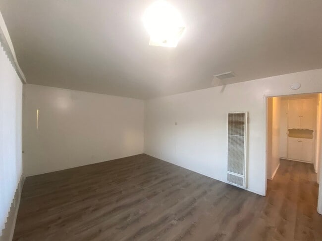 Building Photo - 3 Bedroom 1 Bath House Close to Schools & ...