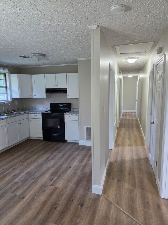Building Photo - Fully Renovate Property Available for rent NOW!