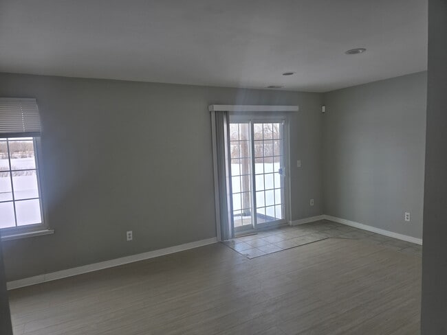 Building Photo - 247 Oak Ridge Dr