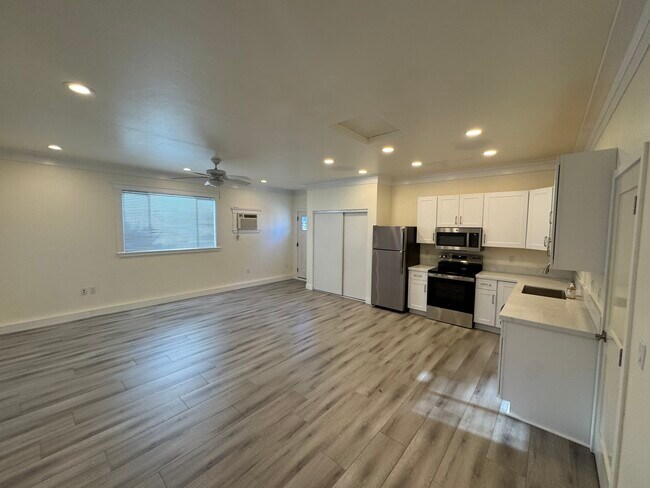 Foto del edificio - 4869 Benton Way