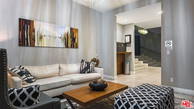 Foto del edificio - 8755 Shoreham Dr