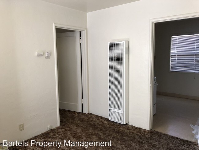 Building Photo - 5920-5920 Alameda Ave