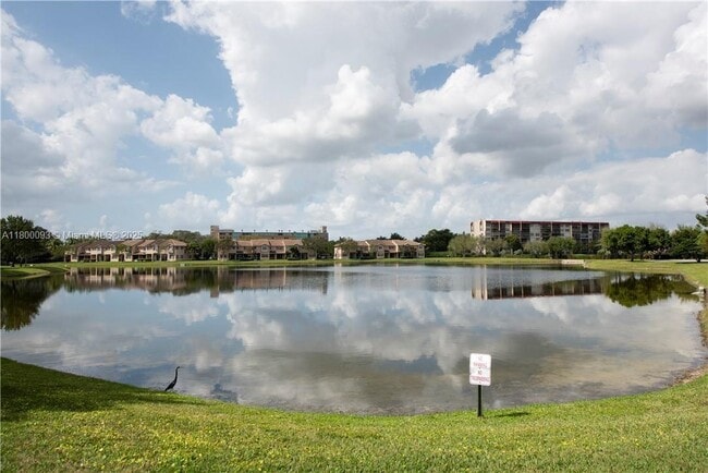 Foto del edificio - 3371 Lakeside Dr