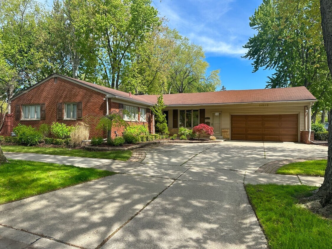 Primary Photo - Stylish Grosse Pointe Woods Ranch with EV ...
