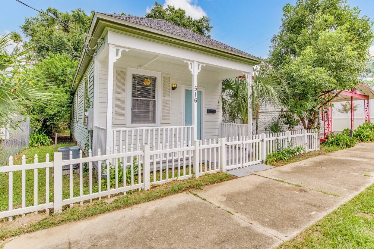 Primary Photo - Charming Shotgun Home Just Minutes from Do...